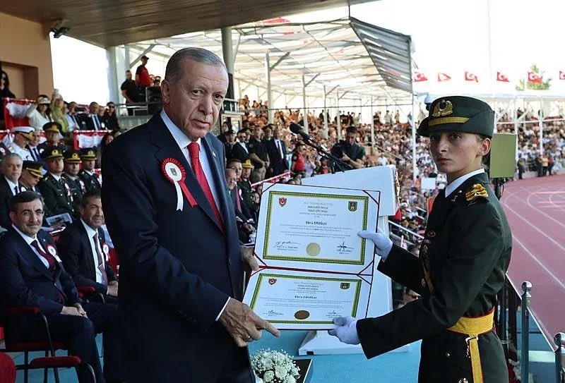 Teğmenler diplomalarını Cumhurbaşkanı Erdoğan'dan aldı