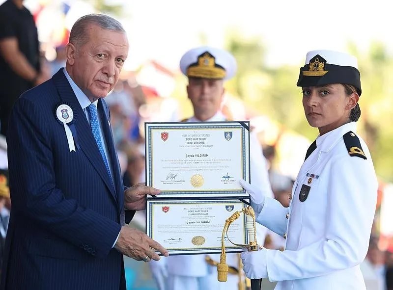 Şeyda Yıldırım diplomasını aldı