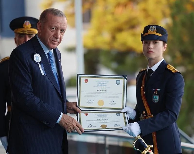 İkra Kuyumcu diplomasını aldı