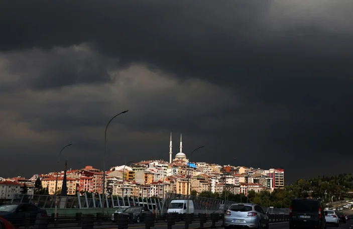 İstanbul'u Kara Bulutlar Sardı Sağanak Yağış Etkisini Gösterdi