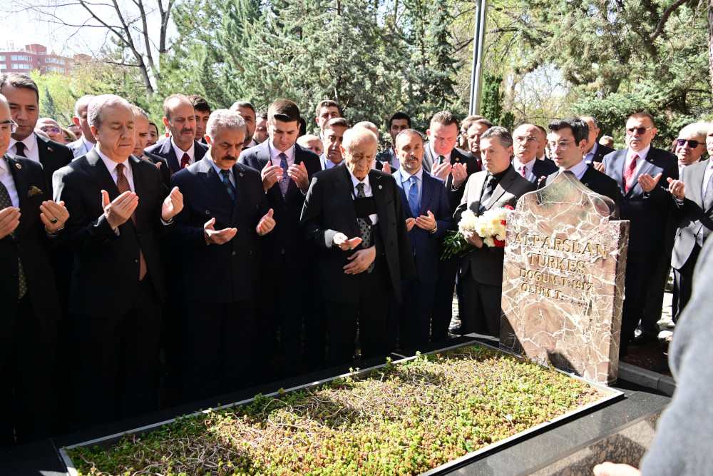 Bahçeli Türkeşin Kabrine Ziyaret