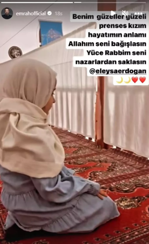 Emrah'ın Kızının Namaz Kılarken Çekilmiş Fotoğrafı