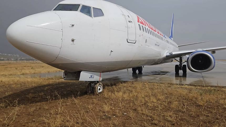 Hakkari'de Ajet yolcu uçağı pistten çıktı! Yolcular tahliye edildi