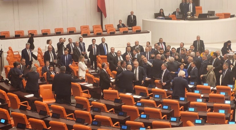 TBMM'de "hırsız" polemiği! AK Parti ve DEM Partili vekiller arasında yumruklu kavga