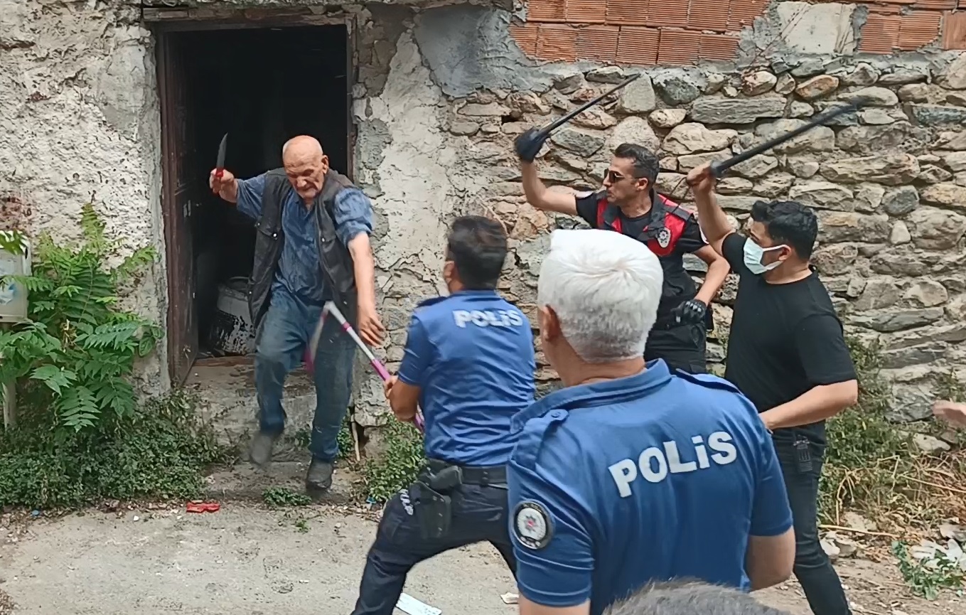 Evine gelen polisi bıçakladı! 'Ben peygamberim, cumhurbaşkanıyım'