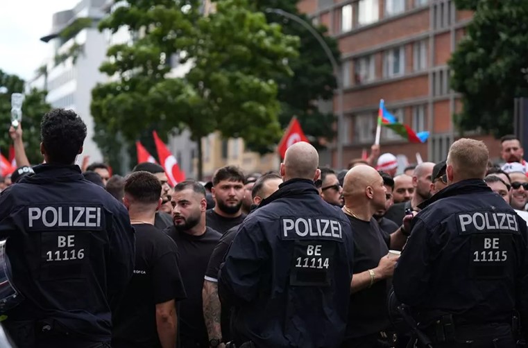 Alman Polisi, Türk taraftarlarının yürüyüşünü durdurdu