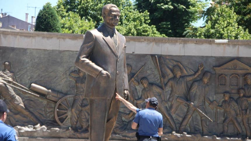 Kayseri'de Atatürk Anıtı'na baltalı saldırı