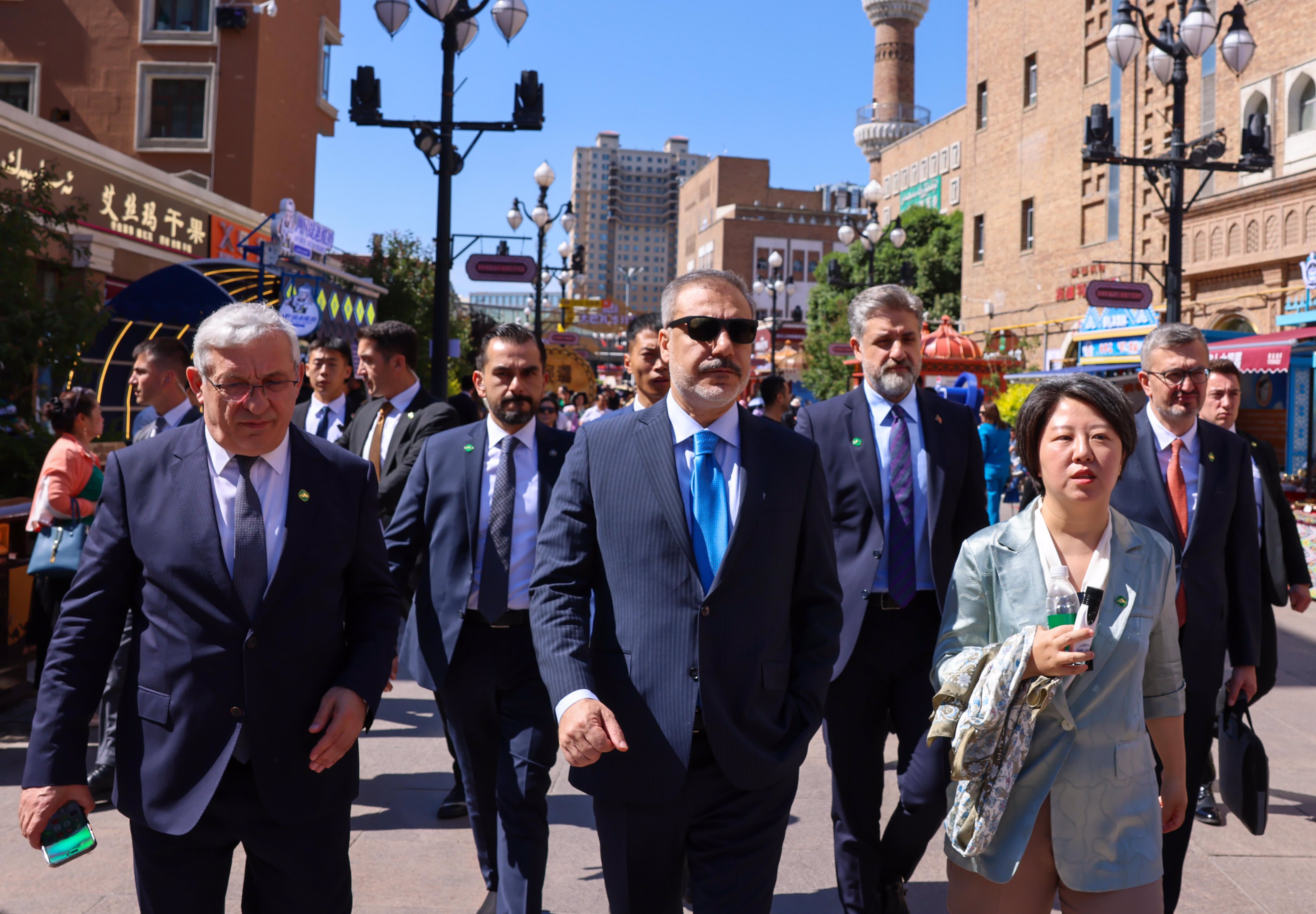 Hakan Fidan'dan Doğu Türkistan ziyaretinde gök bayraklı mesaj!