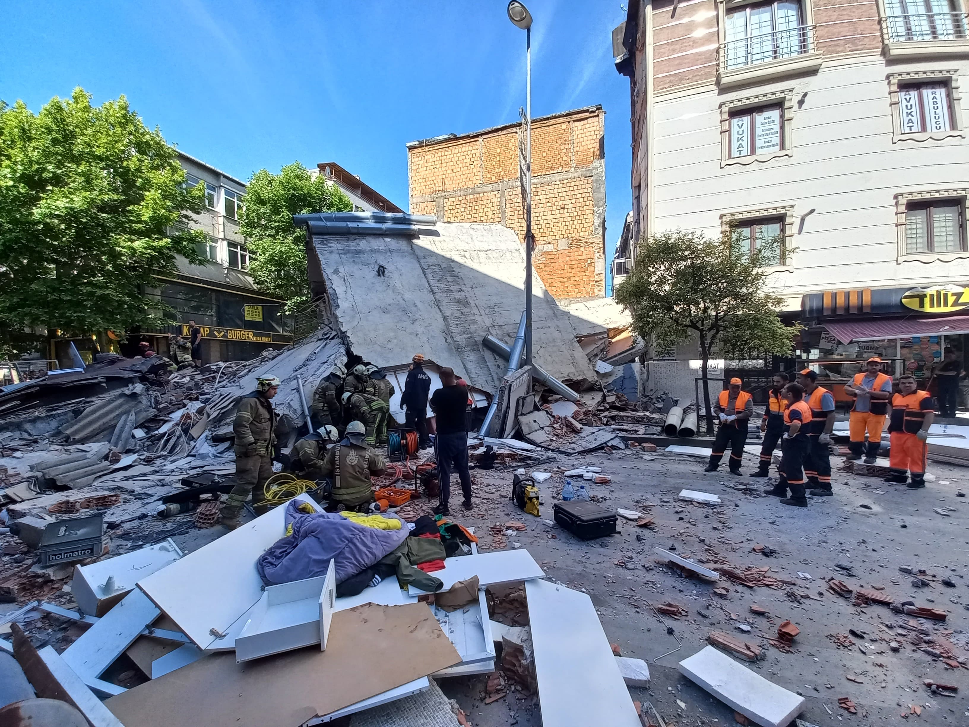 İstanbul'da bina çöktü: Enkaz altında kalanlar var!