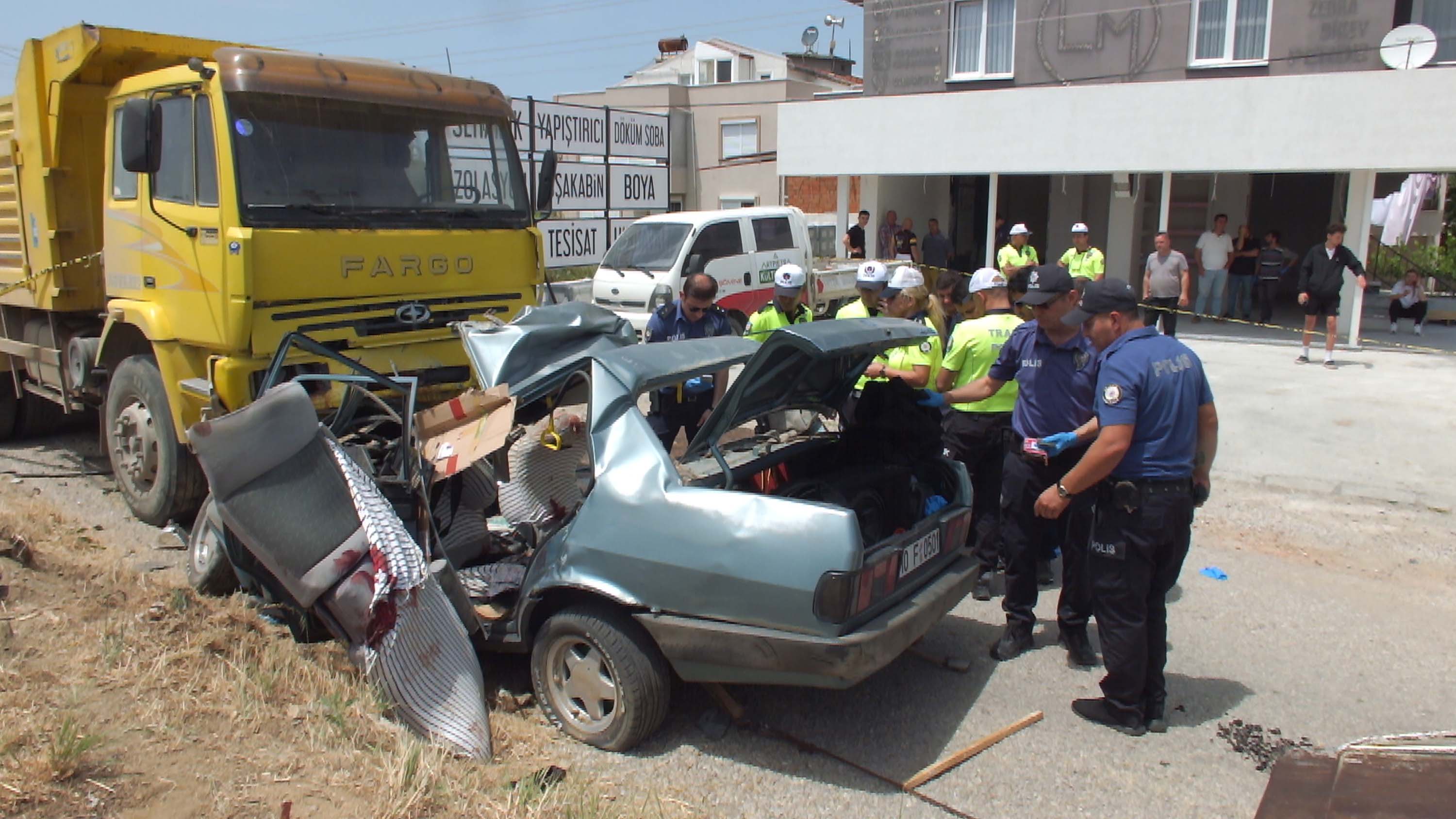 Balıkesir-İzmir yolunda katliam gibi kaza! Köpeğe çarpmamak için direksiyonu kırdı