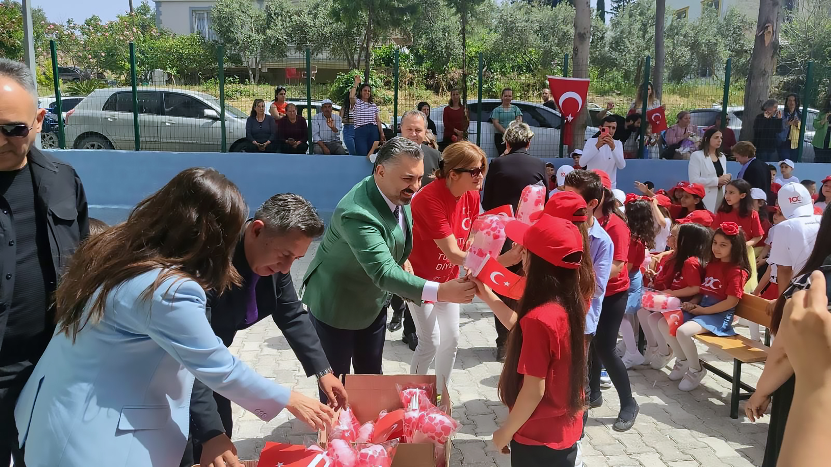 RTÜK Başkanı Şahin 23 Nisan'ı depremzede çocuklarla kutladı