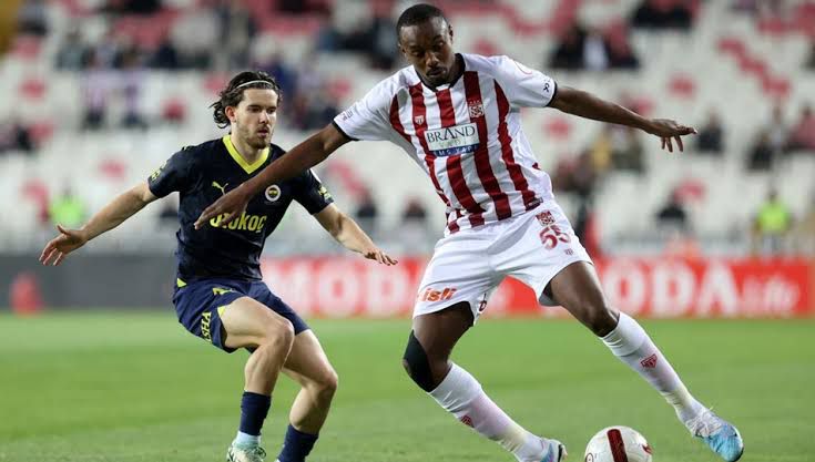 Fenerbahçe, deplasmanda Sivasspor ile 2-2 berabere kaldı