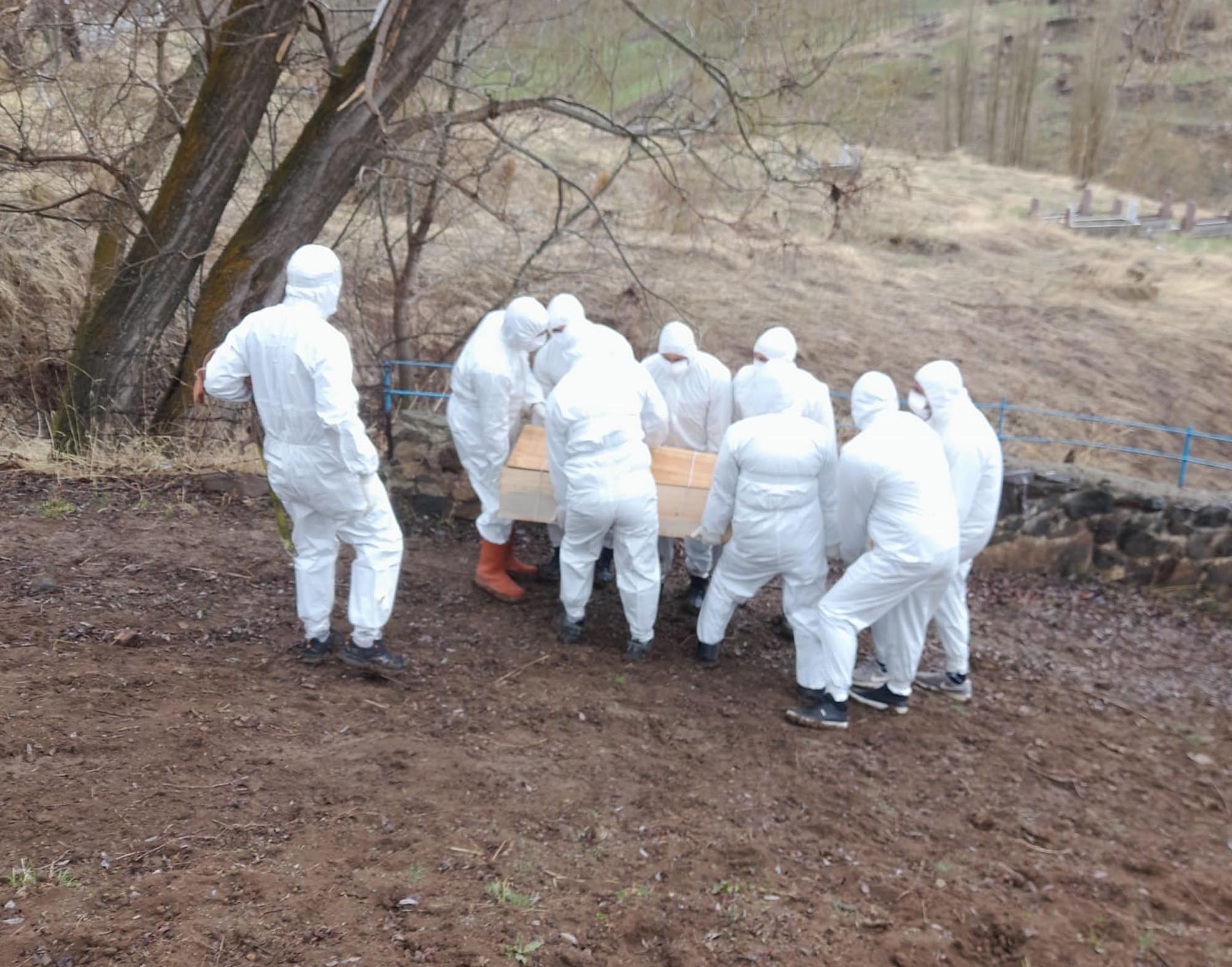 Erzurum'da acı ölüm: Mahalleli özel kıyafetlerle defnetti