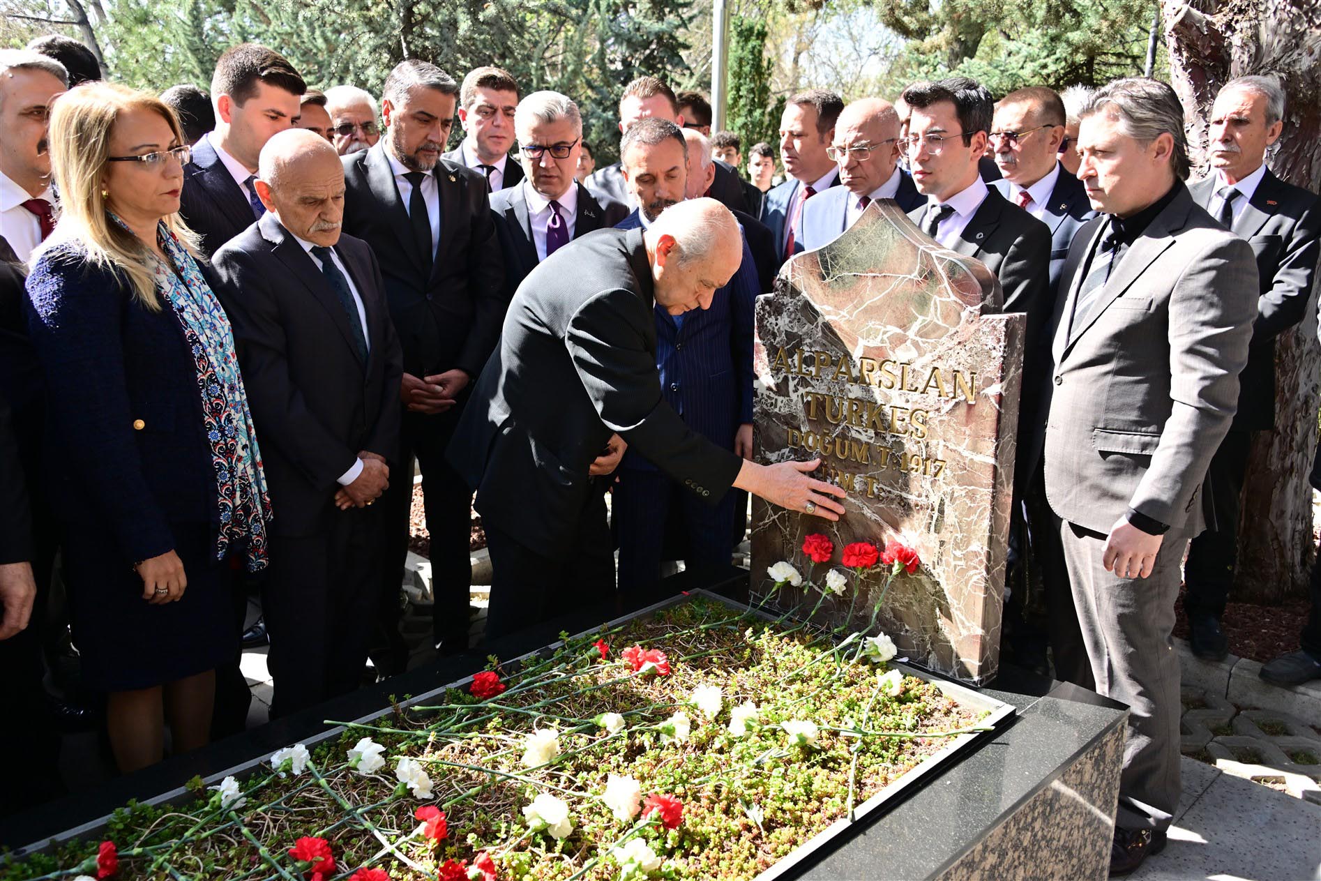 Devlet Bahçeli'den Alparslan Türkeş'in kabrine ziyaret