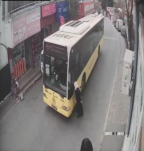 İstanbul'da korkutan kaza! İETT otobüsü yayaya çarptı