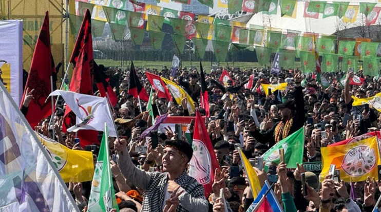 İstanbul Yenikapı'daki Nevruz kutlamalarında skandal görüntü!