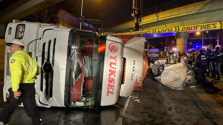 Bakırköy'de tır otomobilin üstüne devrildi! 4 kişi hayatını kaybetti