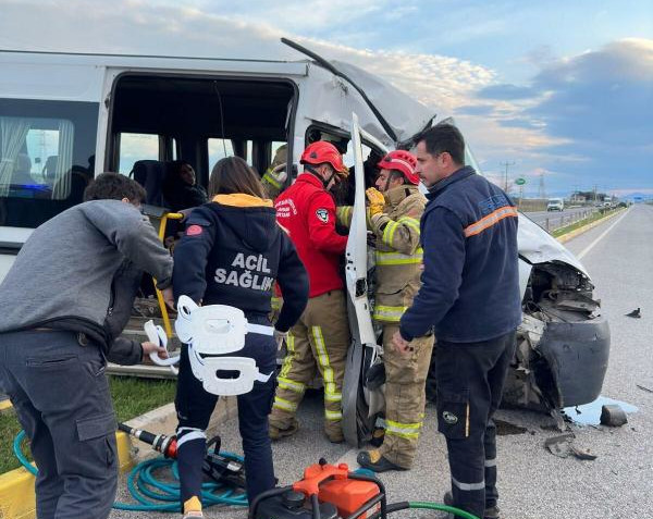 Balıkesir'de korkunç kaza: Çok sayıda kişi yaralandı