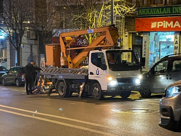 Üsküdar'da belediye araçlarıyla AK Parti adaylarının afişleri asıldı!