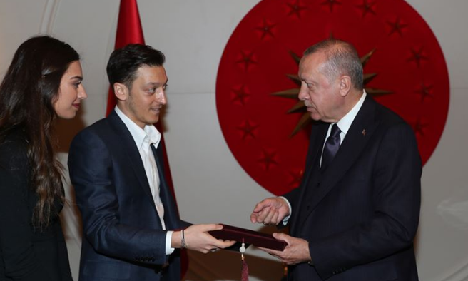 Alman basınından bomba iddia! Futbolu bırakan Mesut Özil siyasete atılıyor