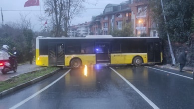 İstanbul'da İETT otobüsü duvara çarptı! Yaralılar var