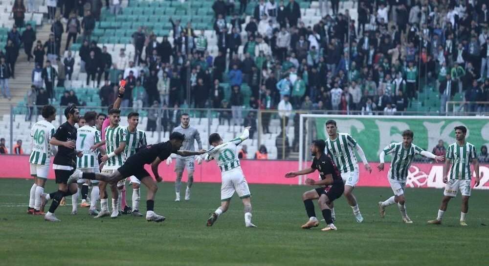 Bursaspor-Diyarbekirspor maçı savaş alanına dönüştü!