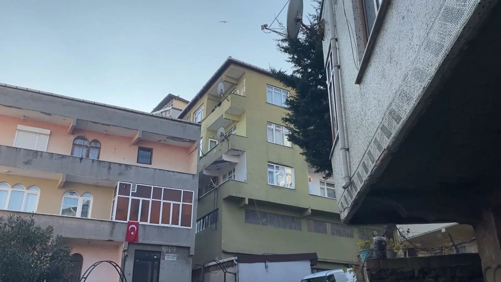 Genç kadın banyoda doğum yaptı, bebeğini apartman boşluğuna attı!