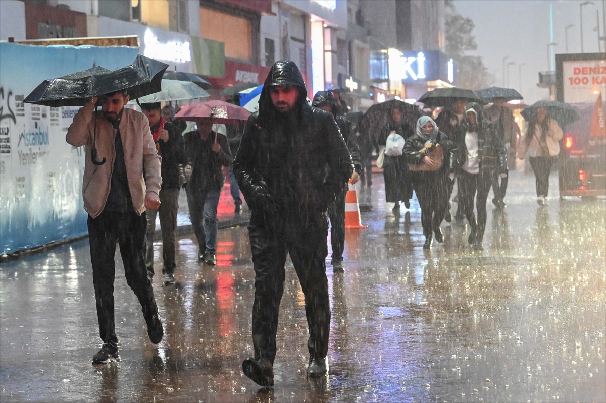 Meteorolojiden uyarı: Kuvvetli sağanak ve rüzgâr bekleniyor