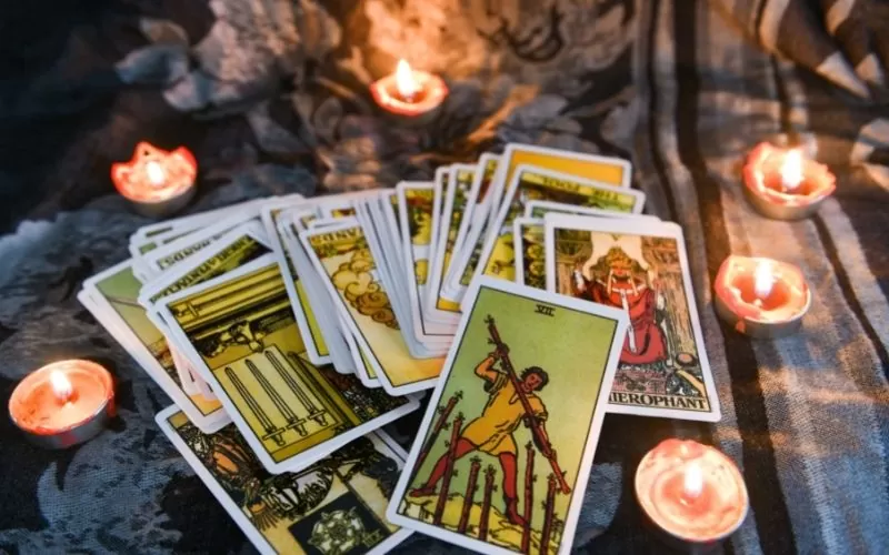 Değnek Şövalyesi Tarot Anlamı: Aşk, Kariyer, Sağlık