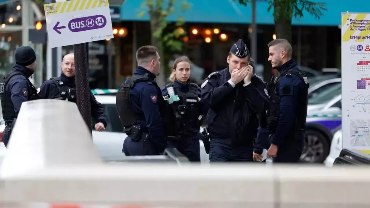 "Allahu Ekber" diye bağıran kadın polis tarafından vuruldu!