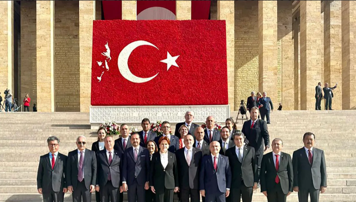 Meral Akşener partililerle Anıtkabir'i ziyaret etti! Cumhuriyetimizin yılmaz bekçileri olacağız