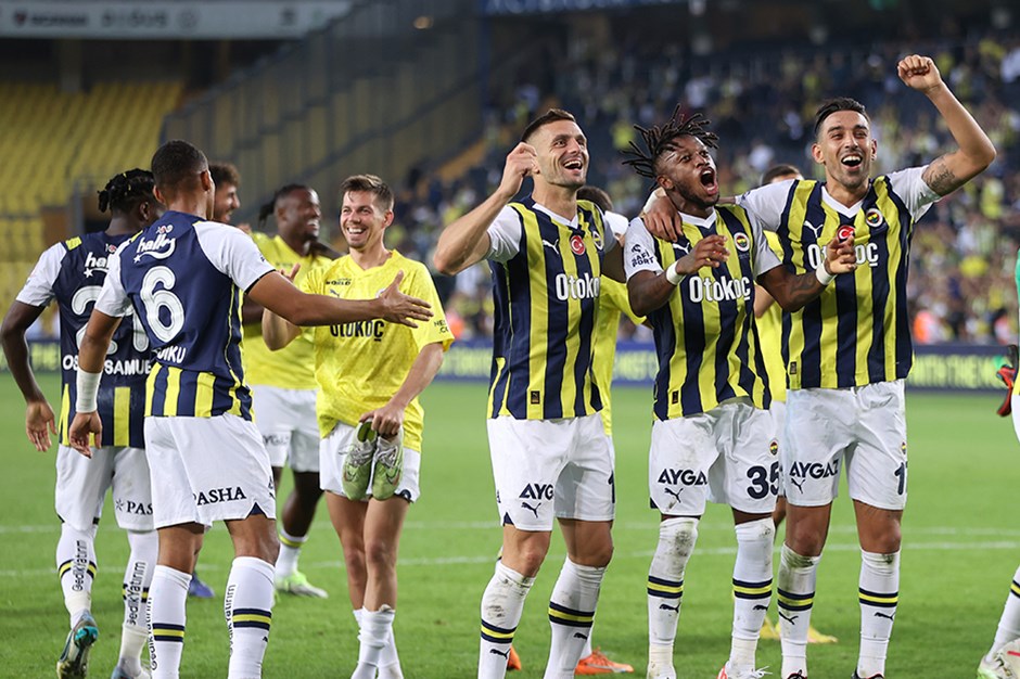 Fenerbahçe sahasında Başakşehir'i ağırlıyor