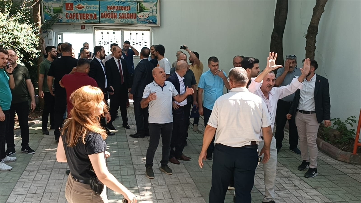 Siirt'te CHP İl Başkanlığı 38. Olağan Kongresi'nde arbede: Sandalyeler hava uçuştu!