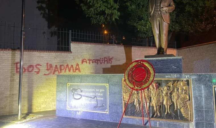 İzmir'de Atatürk Anıtı'na skandal saldırı! Kırmızı boyayla bakın ne yaptılar…