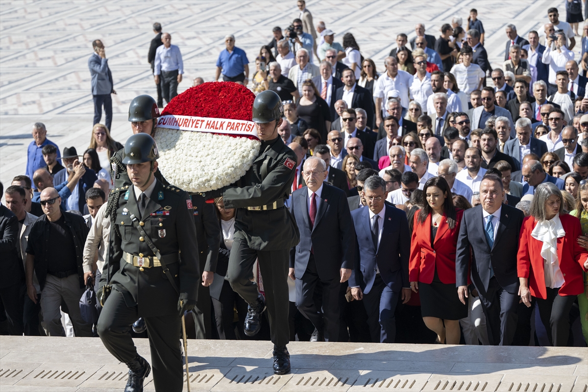 CHP heyeti Anıtkabir'de: Kemal Kılıçdaroğlu Özel Defter'e ne yazdı?