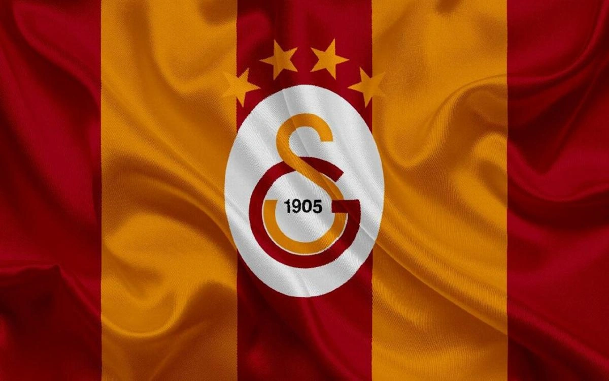 Galatasaraylı yıldız seccadesini yanında taşıdı: Görüntüler gündem oldu