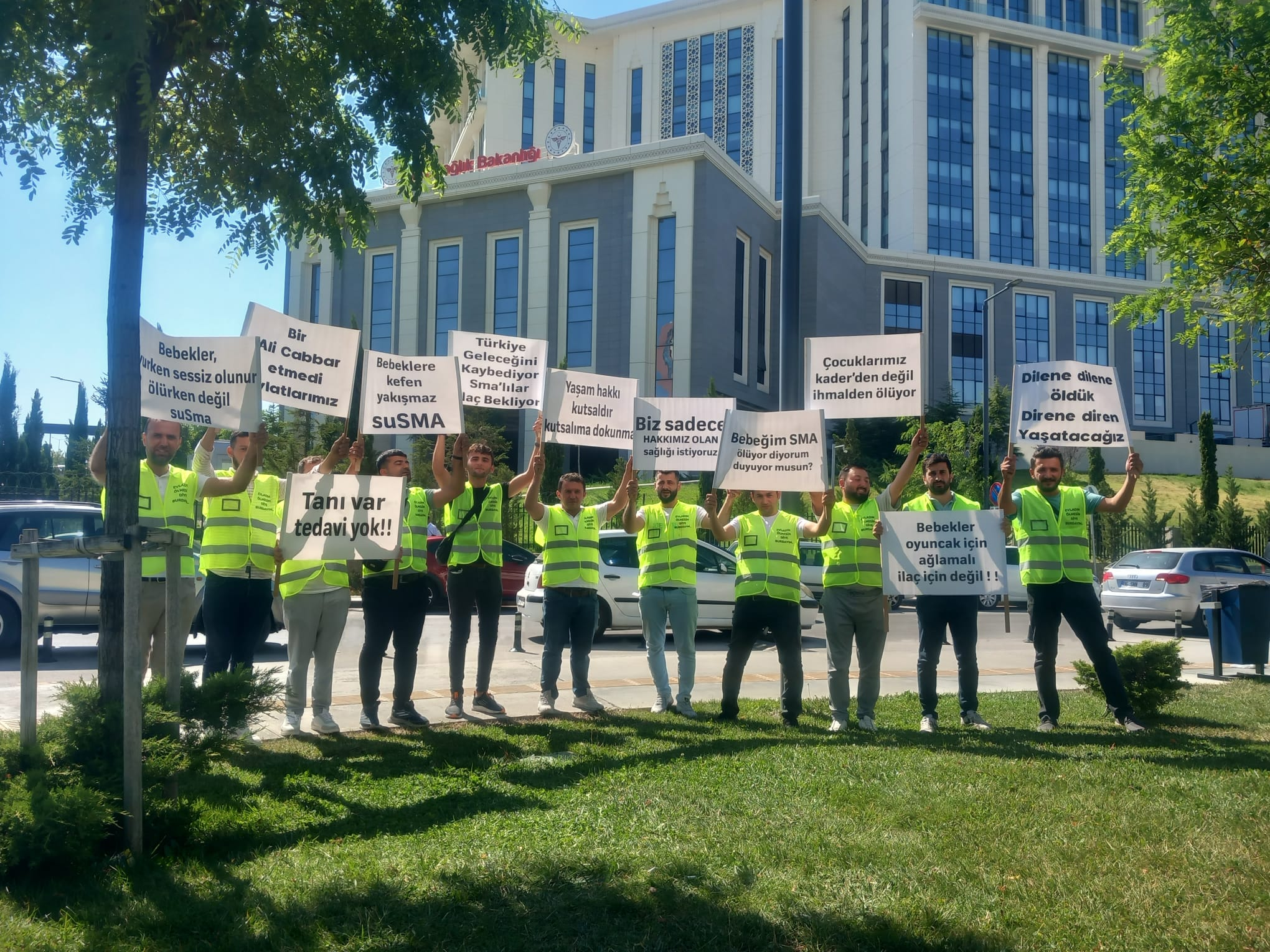 SMA hastası bebeklerin babaları 3 gündür Sağlık Bakanlığı önünde eylem yapıyor