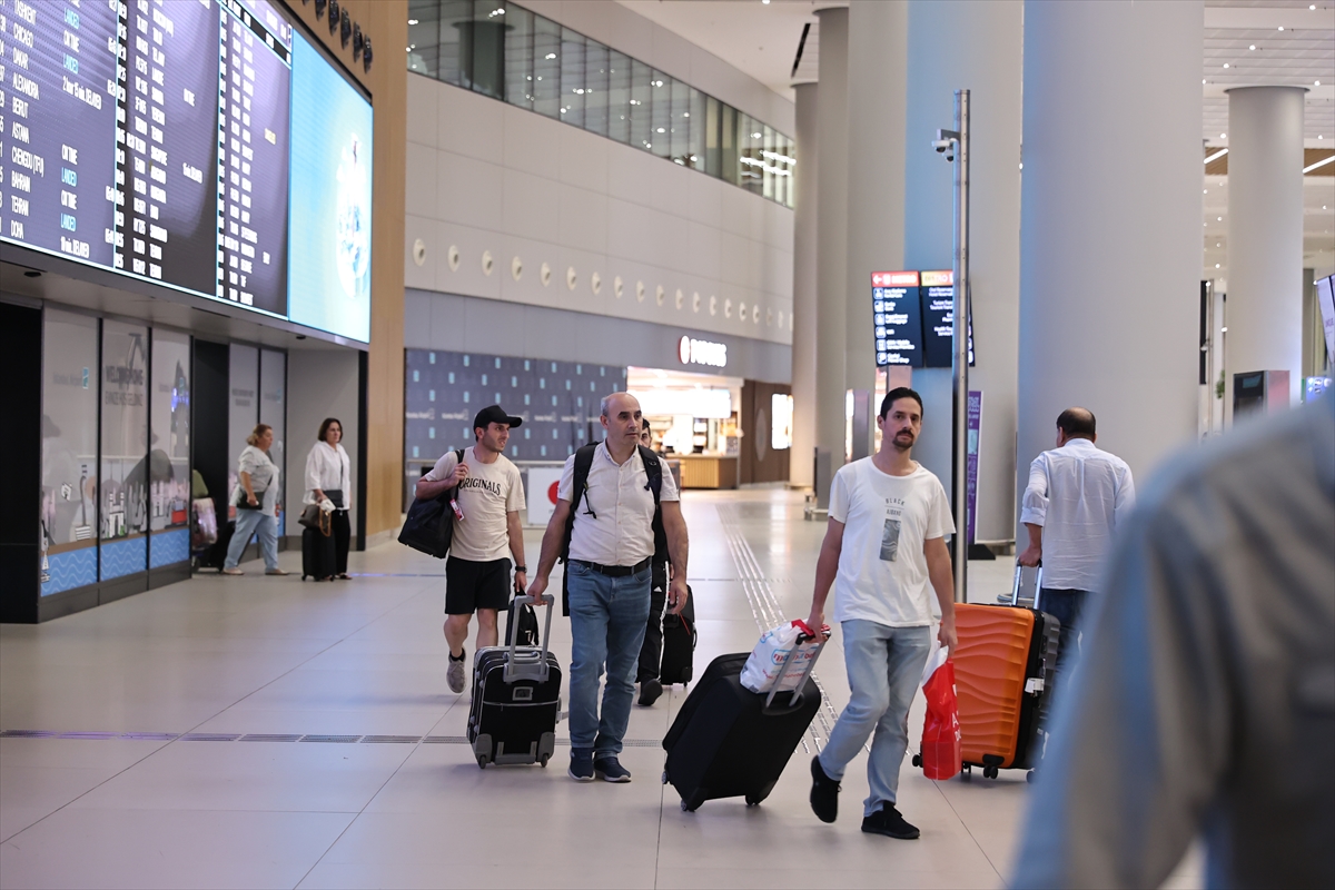 Nijer'deki Türk vatandaşları Türkiye'ye getirildi