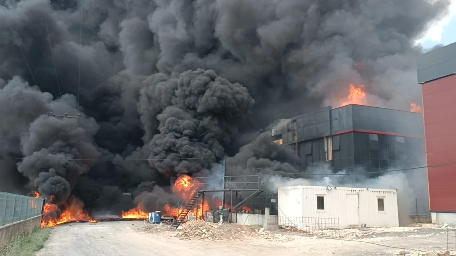 Tekirdağ'da kimya fabrikasında yangın: Patlamalar yaşanıyor