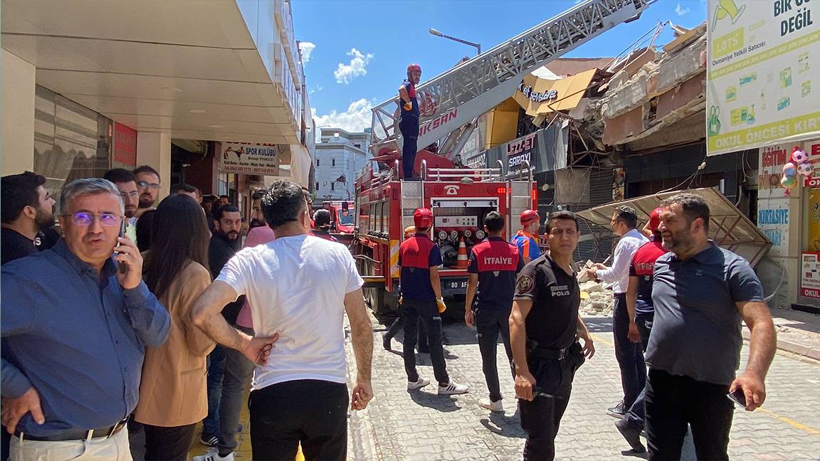 Osmaniye'de ağır hasarlı bina çöktü! Yaralılar var