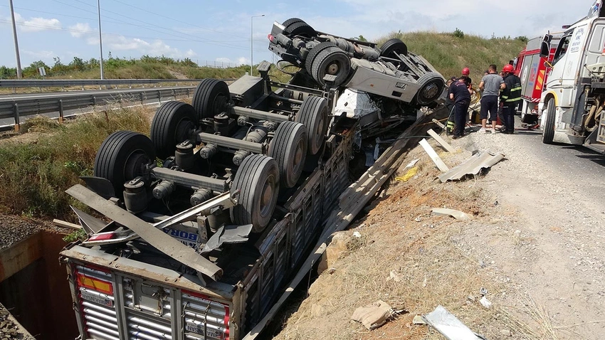 Kocaeli'nde korkutan kaza: TIR devrildi!