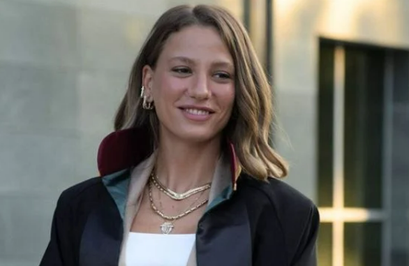 Serenay Sarıkaya'nın alay konusu olan tüylü terliklerinin fiyatı şoke etti!