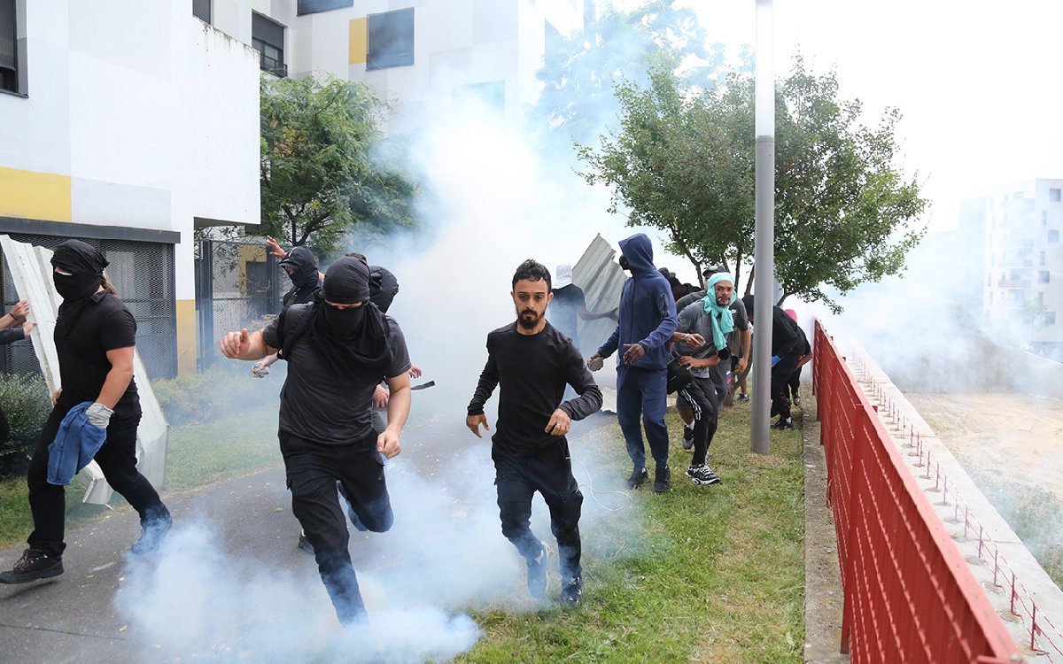 Fransa'da sokağa çıkma yasağı ilan edildi! Azerbaycanlı çalışanlar saldırıya uğradı