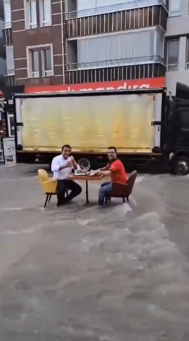 Ankara'da sağanak yağışa rağmen masa kurup döner yediler!