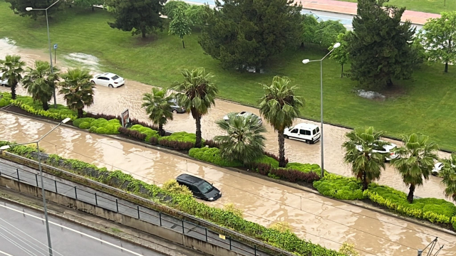 Şehir kıyamet yeri gibi! Sel nedeniyle 4 ilçede okullar tatil edildi