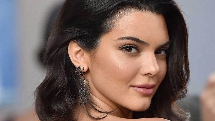 Kendall Jenner'dan sütyensiz poz!