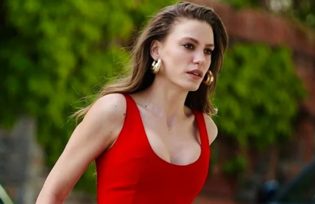 Serenay Sarıkaya bikinili pozlarını paylaştı olay oldu!