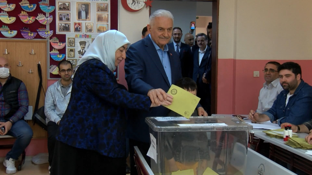 Binali Yıldırım eşine takıldı: Ne oldu karar veremedin mi?