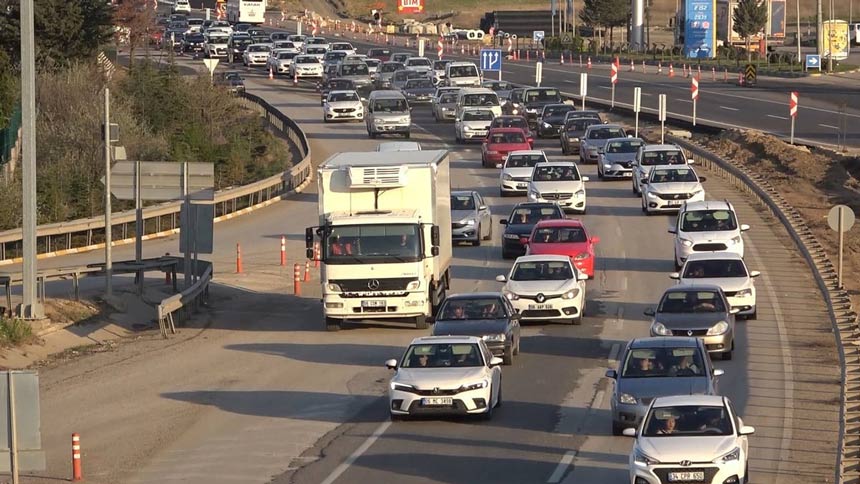 43 ilin geçiş güzergahında trafik kilit!