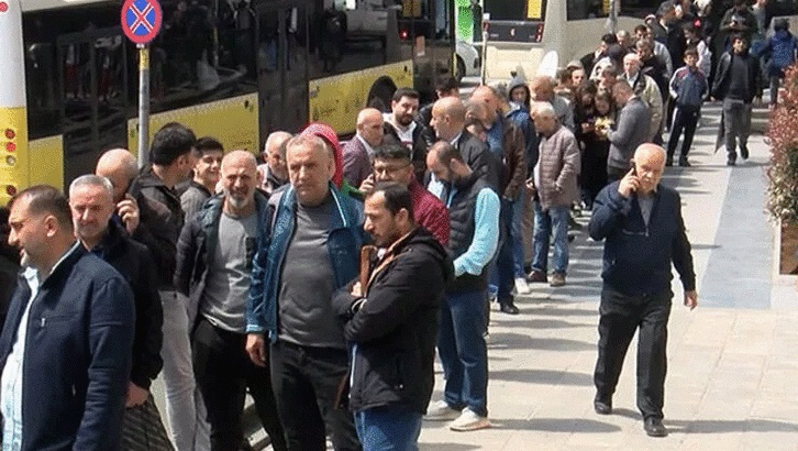 İstanbul'da ucuz baklava kuyruğu şok etti!